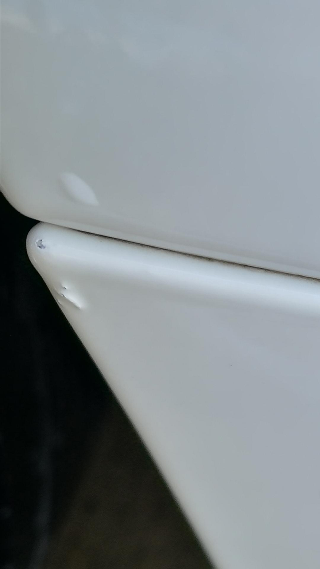 帝豪瑕疵新买的帝豪车回来就发现了，找4儿子店店员说这出厂就有的，出厂多多少少都