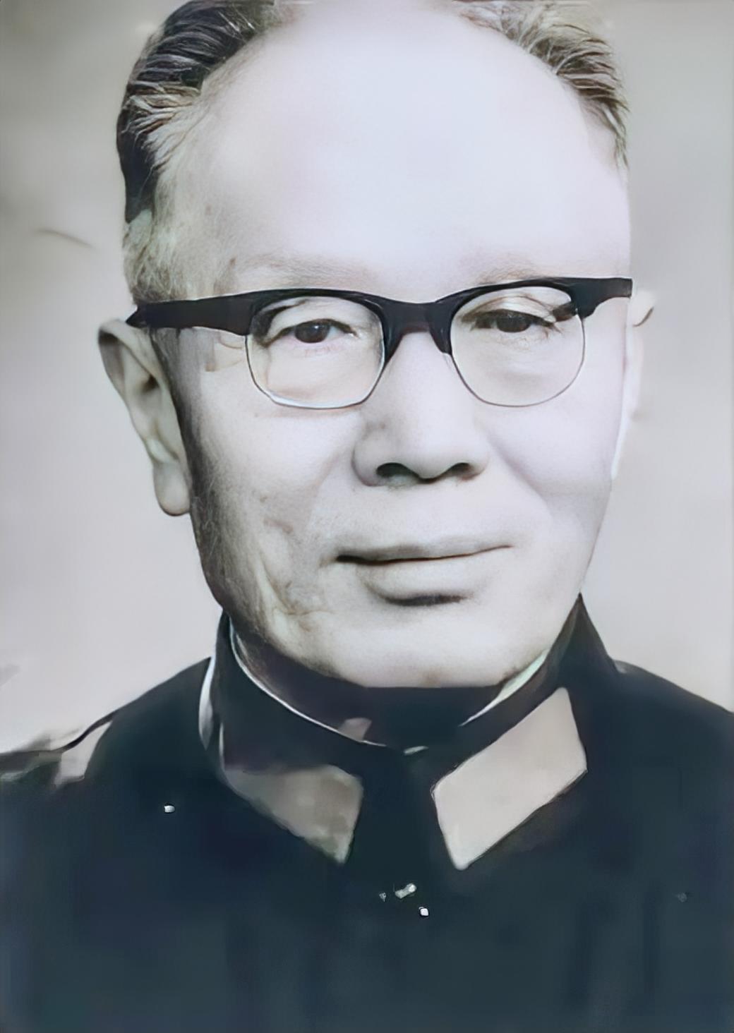 1942年，蒋介石给于学忠下令，让他秘密枪决万毅，于学忠收到电报后，顿时陷入两难
