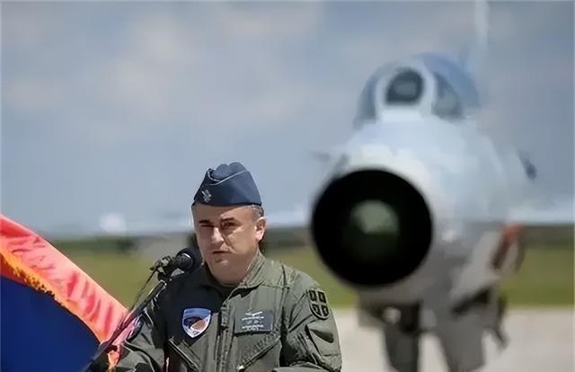 1999年6月，最悲壮的空战，南联盟空军司令53岁满头白发的维利科维奇中将，单枪