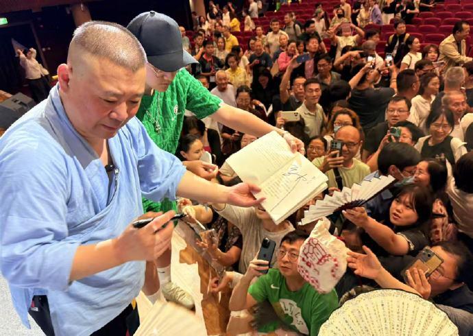 刚刚！仍在新加坡的郭德纲发文，官宣麒麟剧社新加坡首演圆满成功。郭德纲说道：麒麟剧