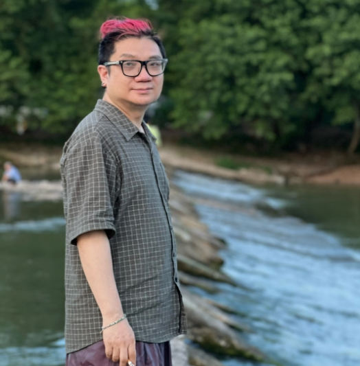 我想说程青松这次不简单他就单单一个导演，确在娱乐圈里游刃有余，大多数男女艺人