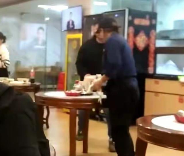 51岁的港星麦家琪，如今扎根广东肇庆广宁的小县城，守着一家云吞店，穿工服擦桌收碗