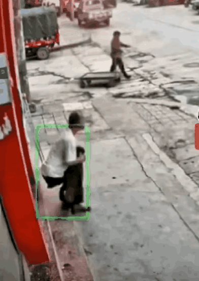 这是某地监控捕捉到的离奇场景……真的让人越看越堵心！一位独腿大叔拄着双拐，刚在屋