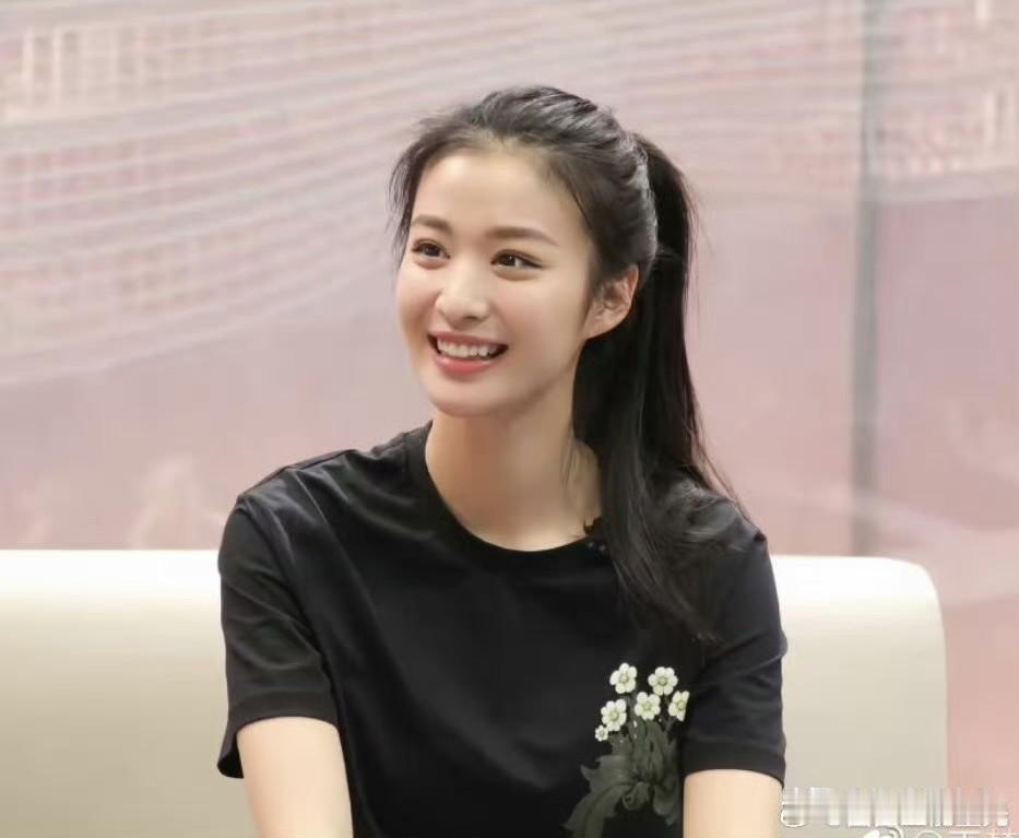 王楚然张凌赫那边她不管了团队开始发力了，打算独自营销她大美女人设，最近会有一