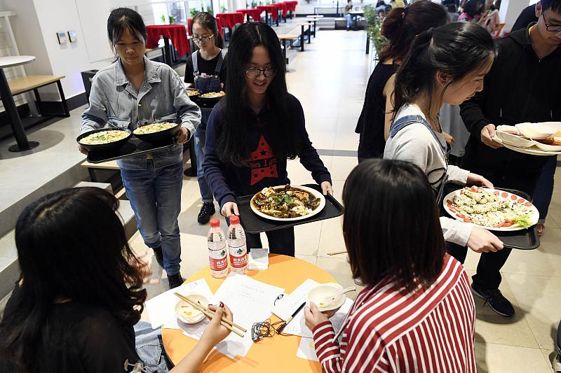 大学生，一个月生活费应该给多少合适呢？我闺女2017年，在河南中医药大学读的本