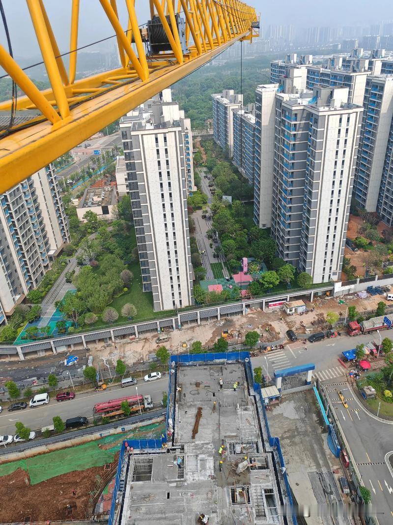 我在工地开塔吊，发现老板老婆和工头进小黑屋，我默默拉下电闸我在的这个塔吊驾驶室，