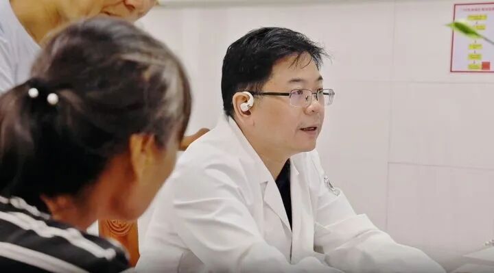 【上班第一天有医院病房爆满！医生发现新情况：40岁左右中年人纷纷中招，有人一确诊