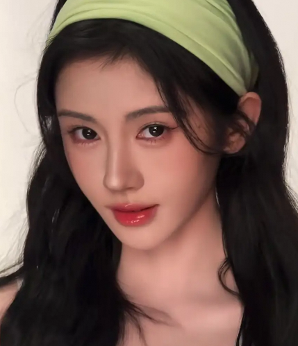 鞠婧祎夏日美照释出白色吊带背心配荧光发带超清新