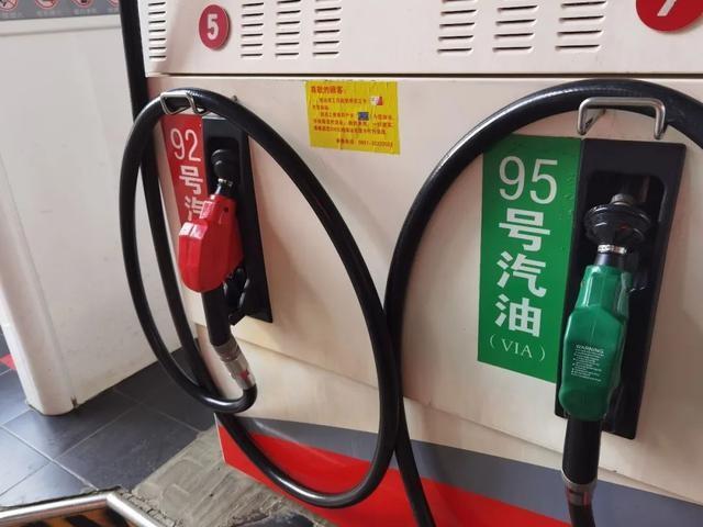 这轮国际油价下跌，是供应阻塞与消费疲软，还是暴风雨前的平静？8月26日，国际