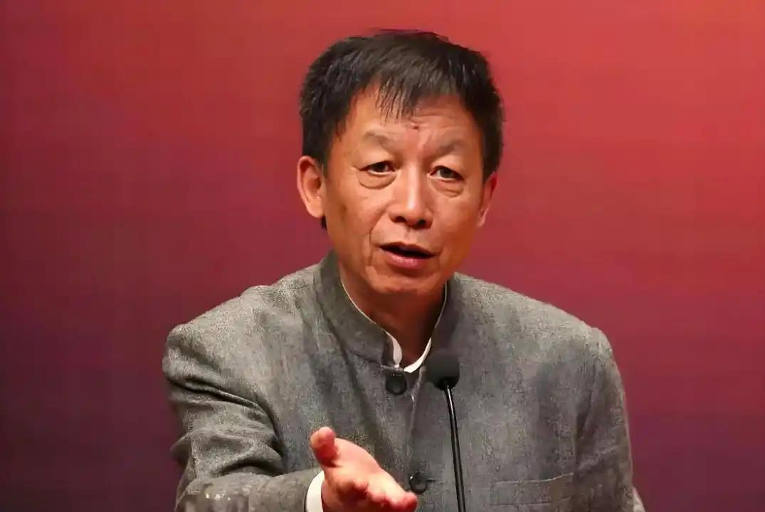 易中天走的时候，说武大的天气不好，现在一想，完全明白了！易中天在武大教书时
