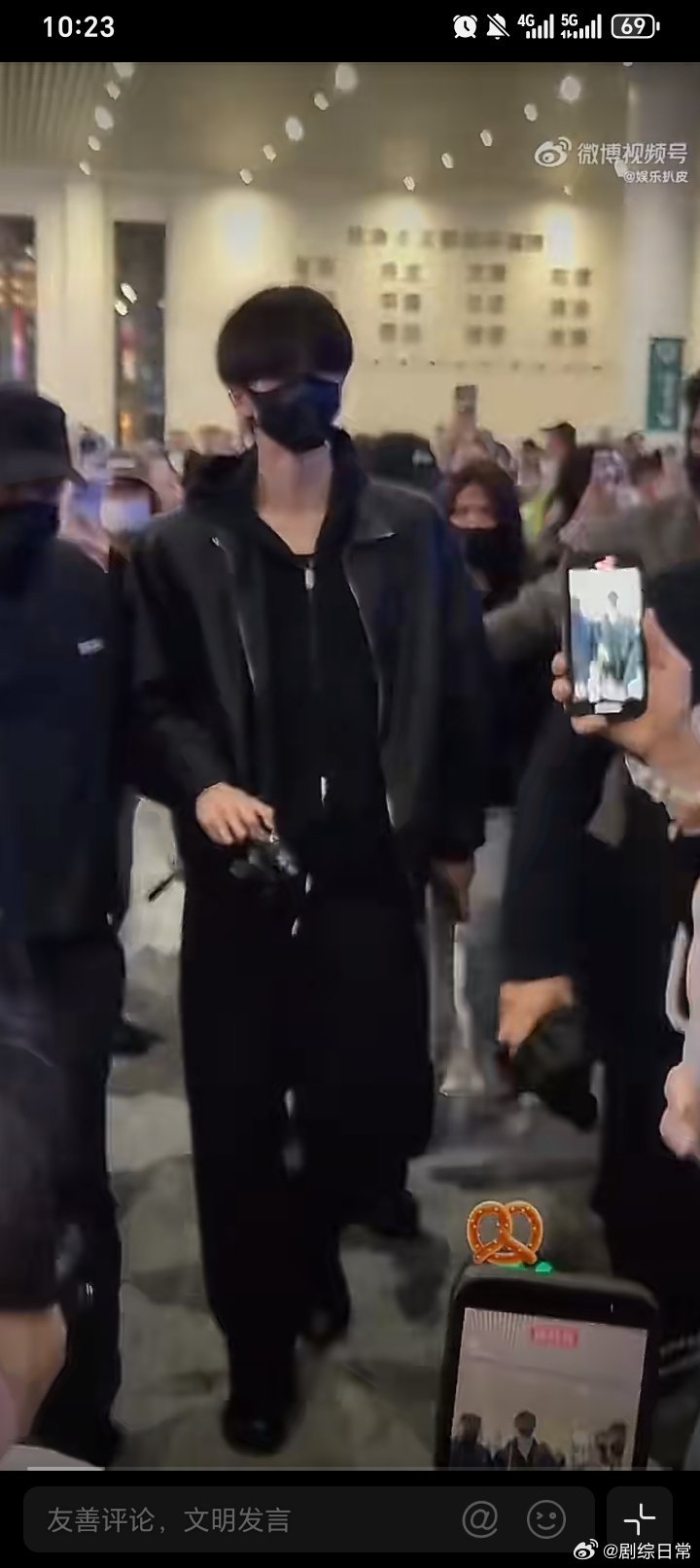 张凌赫强忍着情绪和粉丝打招呼明明自己已经累到快撑不住，还在挨个回应粉丝，这种温柔