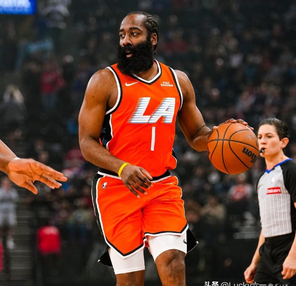 莱昂纳德用一只手捏碎了活塞。不是比喻。第三节一记中投后，他盯着自己手掌看了两