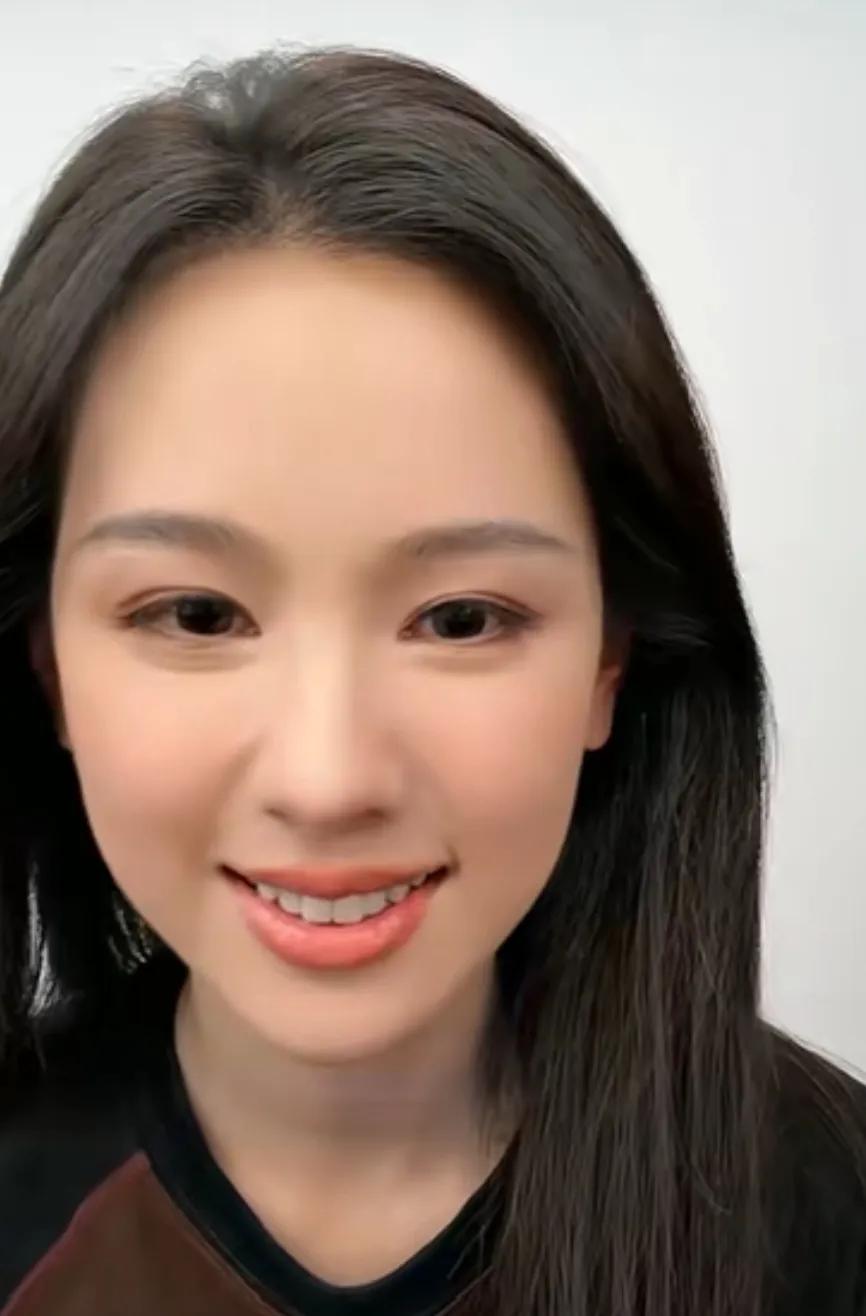 陈都灵直播怎么跟以前不一样了？不仅声线粗了，气质也粗糙了起来。感觉失去了灵气！