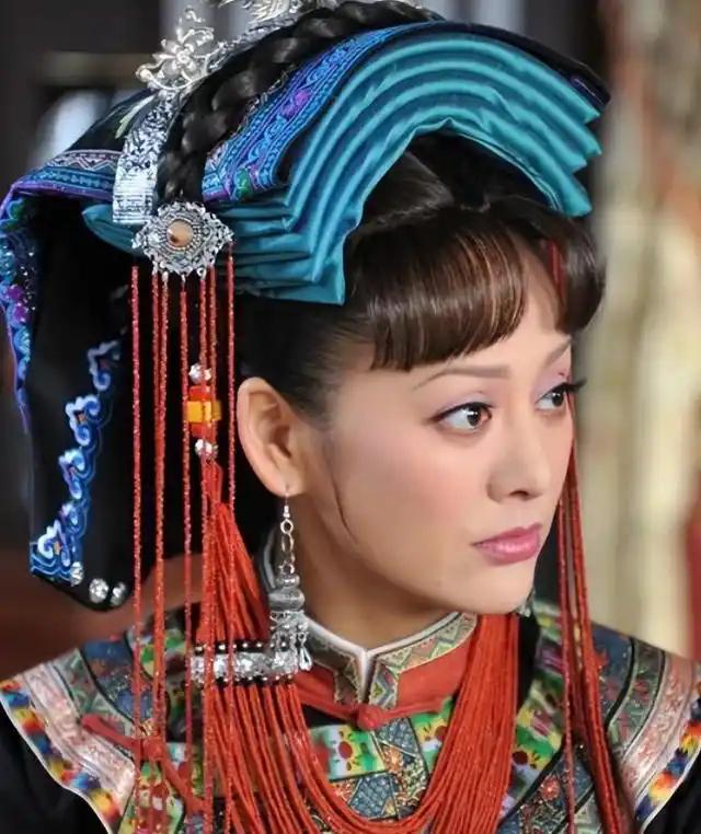 洪武十七年，马皇后的从侄、贵州都指挥使马烨，当众下令剥去奢香夫人的衣衫，打了数十