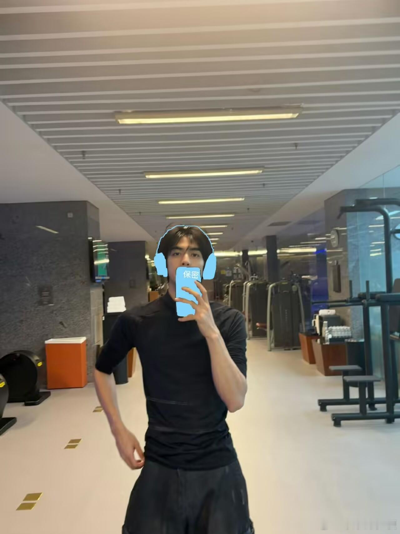 宋威龙手动打码画的还怪贴合的呢
