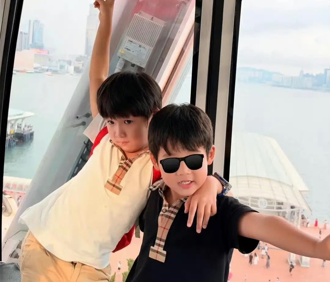 苏醒一家四口去香港度假，两个儿子都留着锅盖头，老大长得非常像苏醒，老二皮肤白白嫩嫩，呆萌可爱。廖语辰