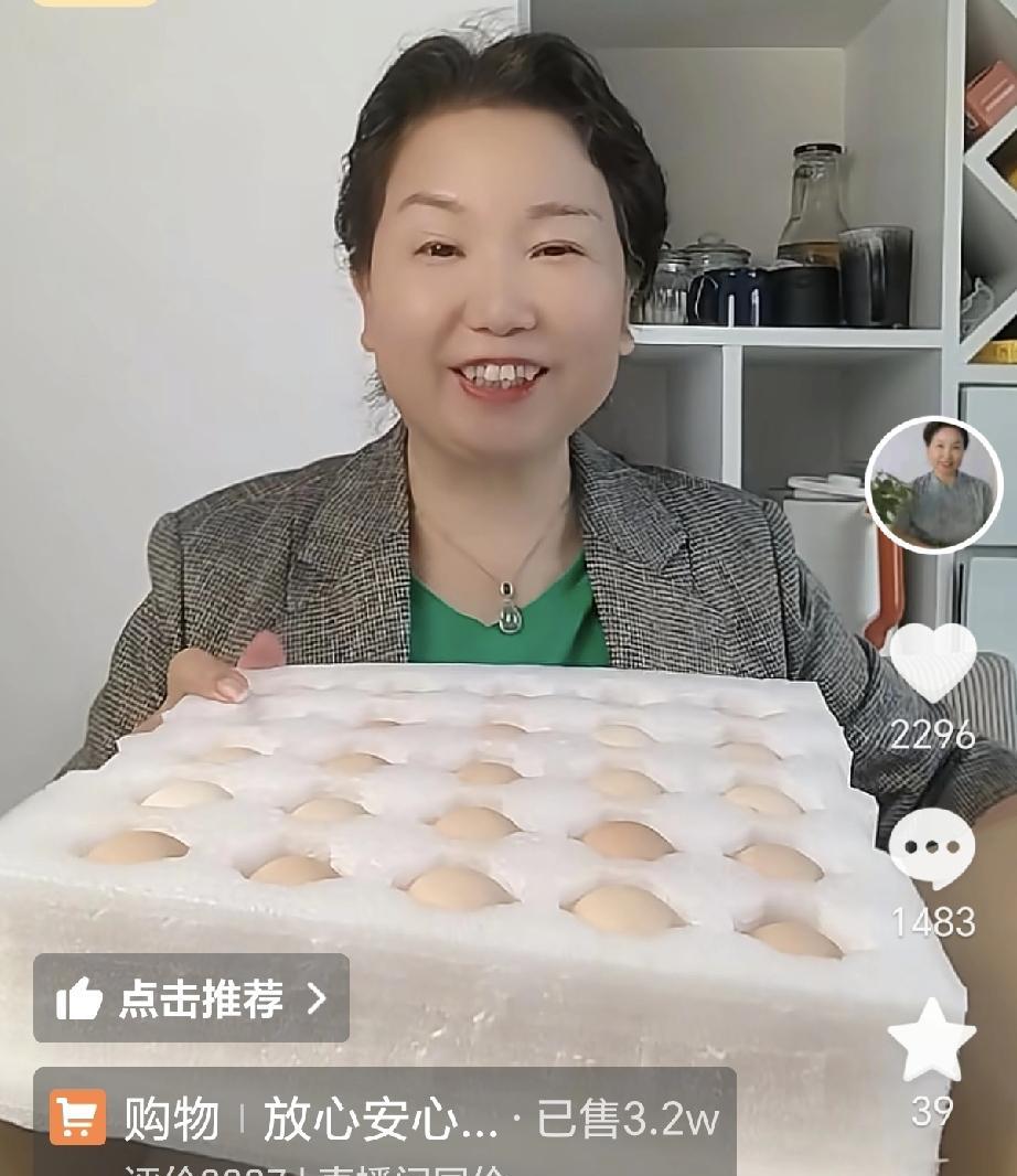 刷到了老杜在直播间售卖黄河滩18弯的散养土鸡蛋。最近老杜在直播间愈发美丽了，也