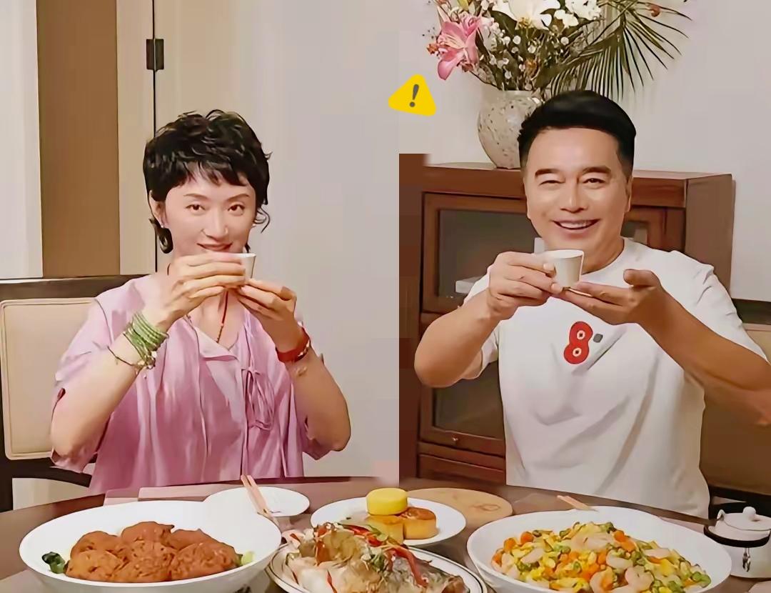 许亚军不公开悼念何晴，哪是无情，分明是61岁男人的清醒——比起社交平台的表演，他