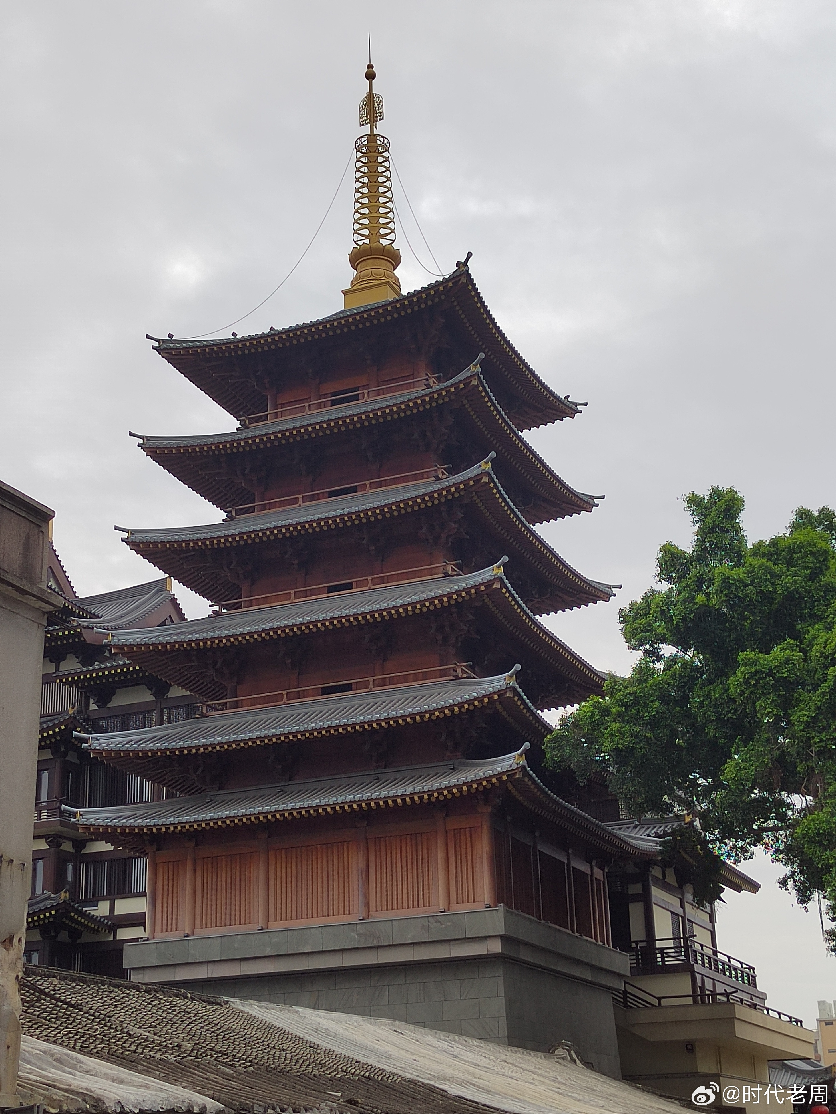 赵匡胤见识了刘知远、郭威的黄袍加身，自己也复制升级了黄袍加身，他登基之后，最害怕