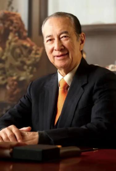 2020年，赌王何鸿燊离世，讣告里凭空多来了一个从没露面的儿子何猷邦，孩子生母是