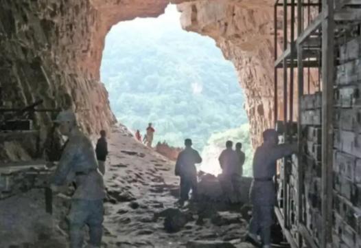 1940年，日军抓了一个村民，逼问八路军的物资藏在哪里，村民本想糊弄鬼子，就随
