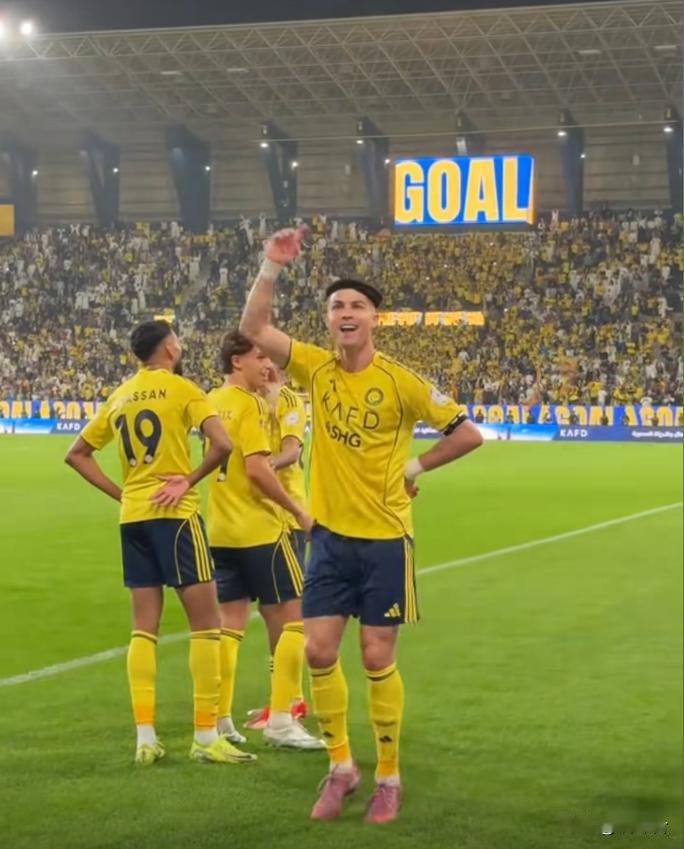 💥37岁C罗逆天倒钩！腾空瞬间看呆全场，质疑声全被踢碎补时第3分钟！曼联0-