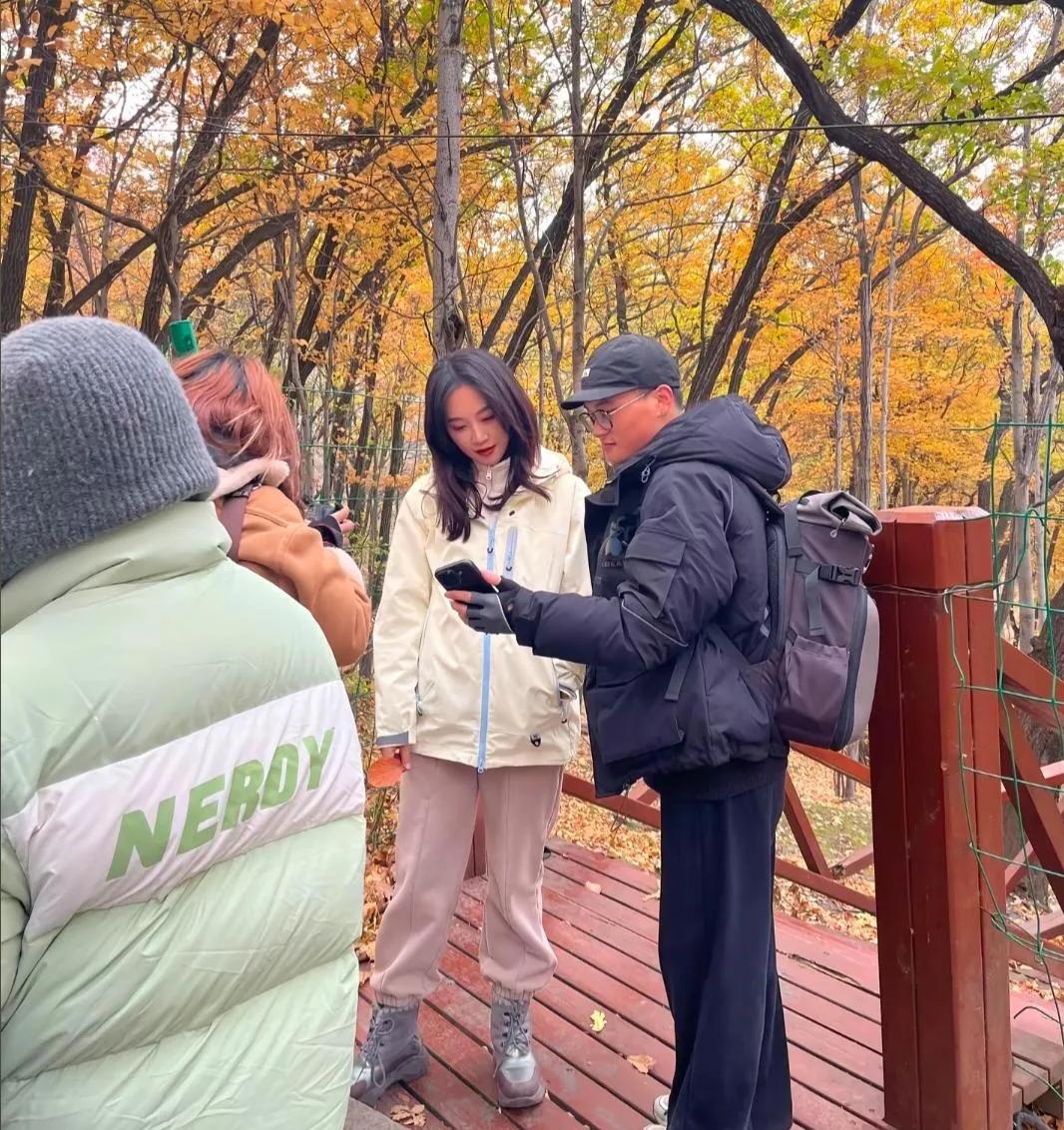蓝盈莹吉林爬山赏秋，私服造型美到犯规！秋日吉林的山林里，蓝盈莹一身浅色系登
