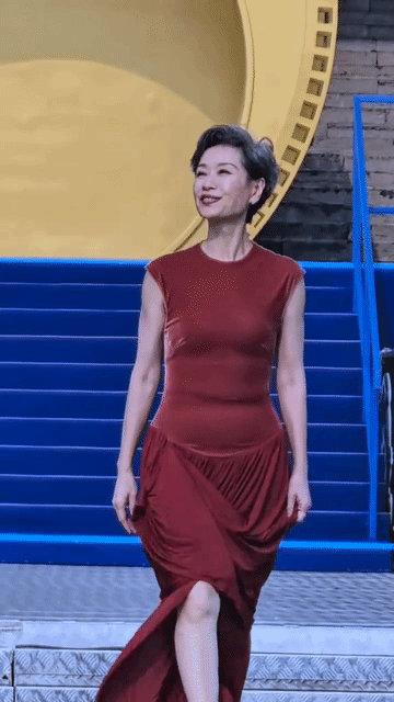 谁给叶童老师选的礼服,这种材质的礼服根本不适合叶童这个年龄,不光要瘦,还得紧致,