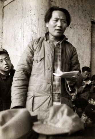 1947年，一位久居寺庙的老和尚对着前来欣赏风景的毛主席说了一句话，“这黄河，谁
