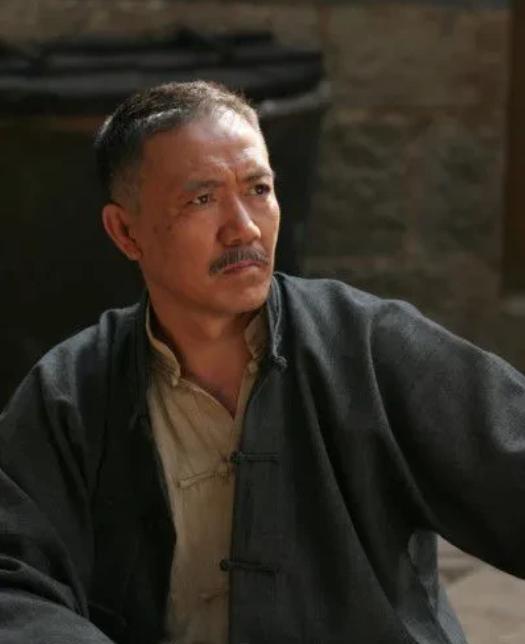 1941年，鬼子怀疑一伪甲长通共，直接把他捆去了宪兵队。谁知还没等用刑，他便一把