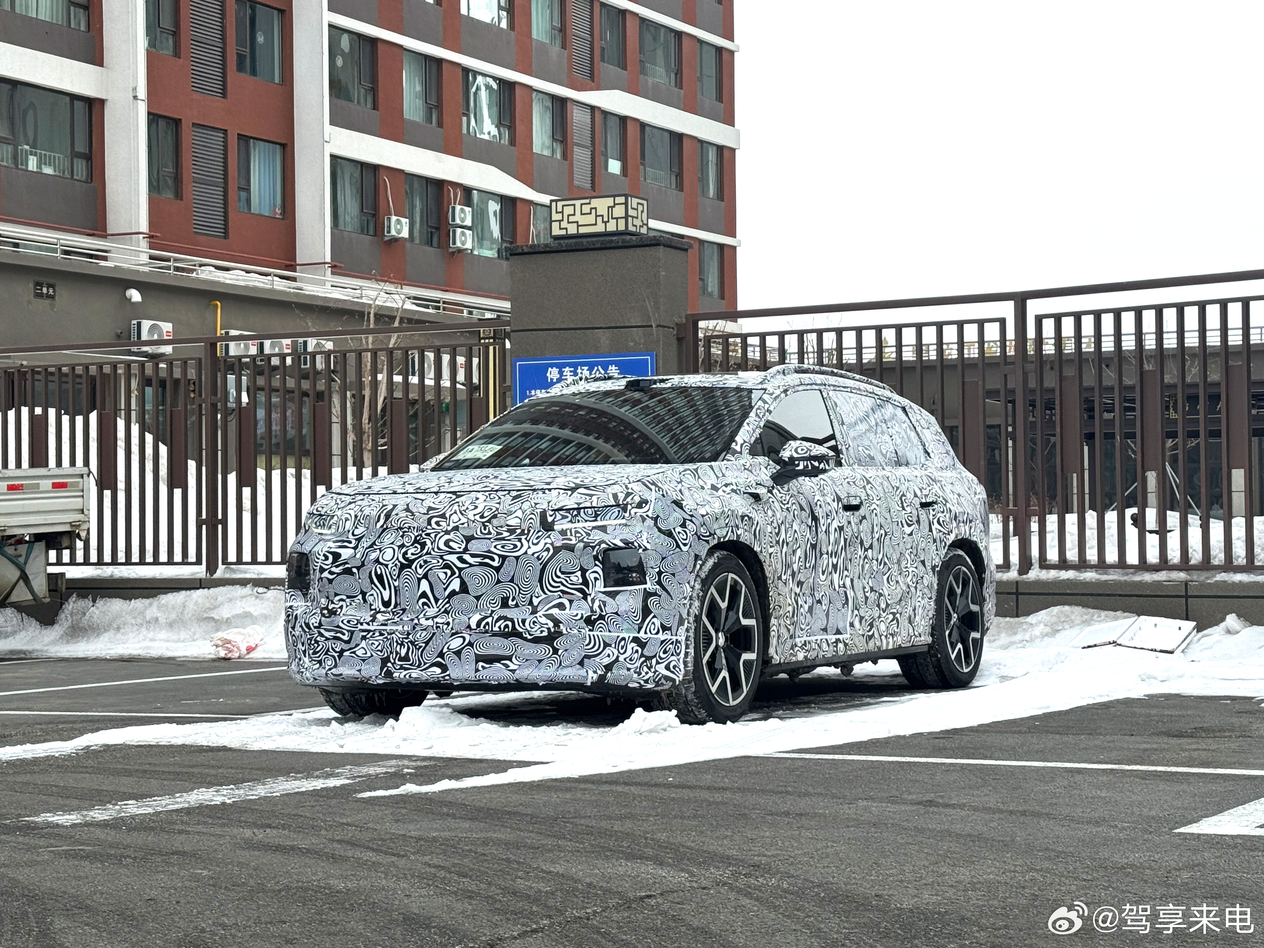 一汽大众全新纯电SUV谍照来袭，风格大变，完全颠覆传统印象！车身侧面比例修长，搭