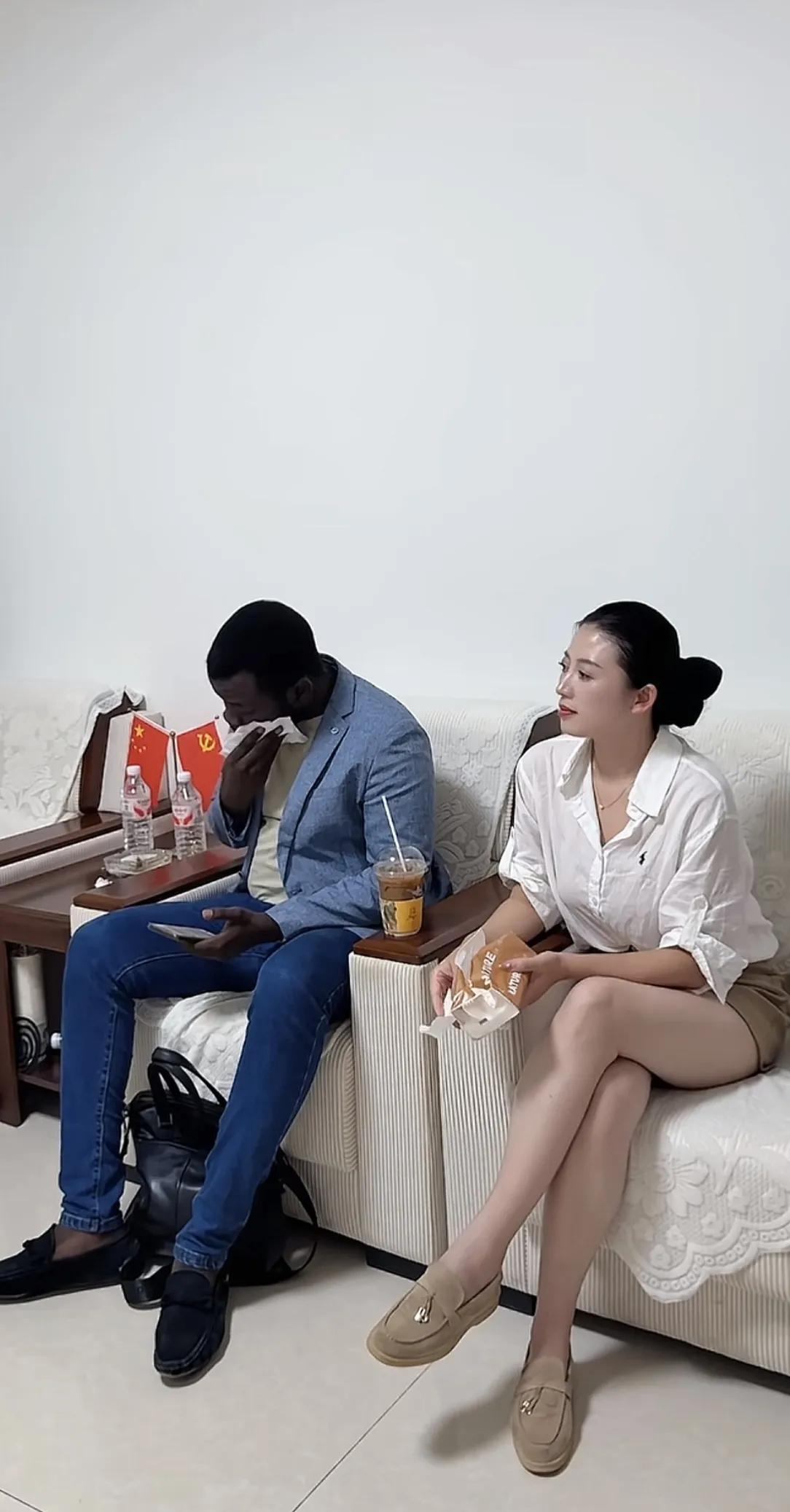 黑人小哥遇到美女大姐太紧张，不断的擦汗，看看美女笑的太美啦！