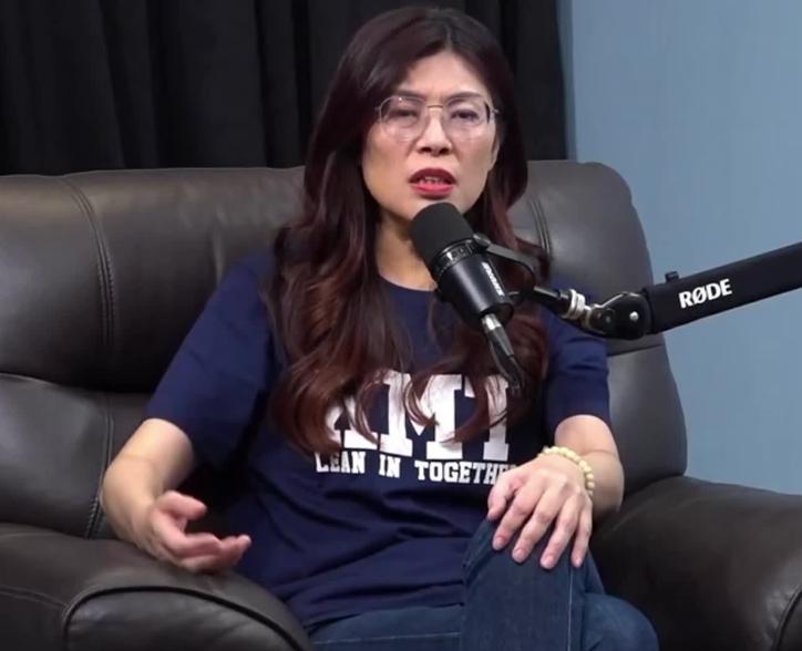 狐狸尾巴终于藏不住了！郑丽文9日晚接受馆长专访时说——今天的目标“不是/统一