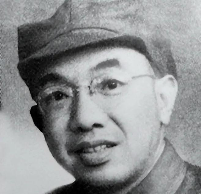 1943年，新四军七师政委曾希圣拉住黄克诚，偷偷对他说：“老黄，我老婆可能是特务