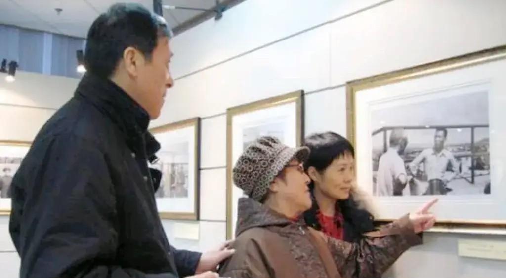 开国中将梁兴初夫人任桂兰（中）在子女的陪同下来到江西吉安梁兴初将军纪念馆参观的照