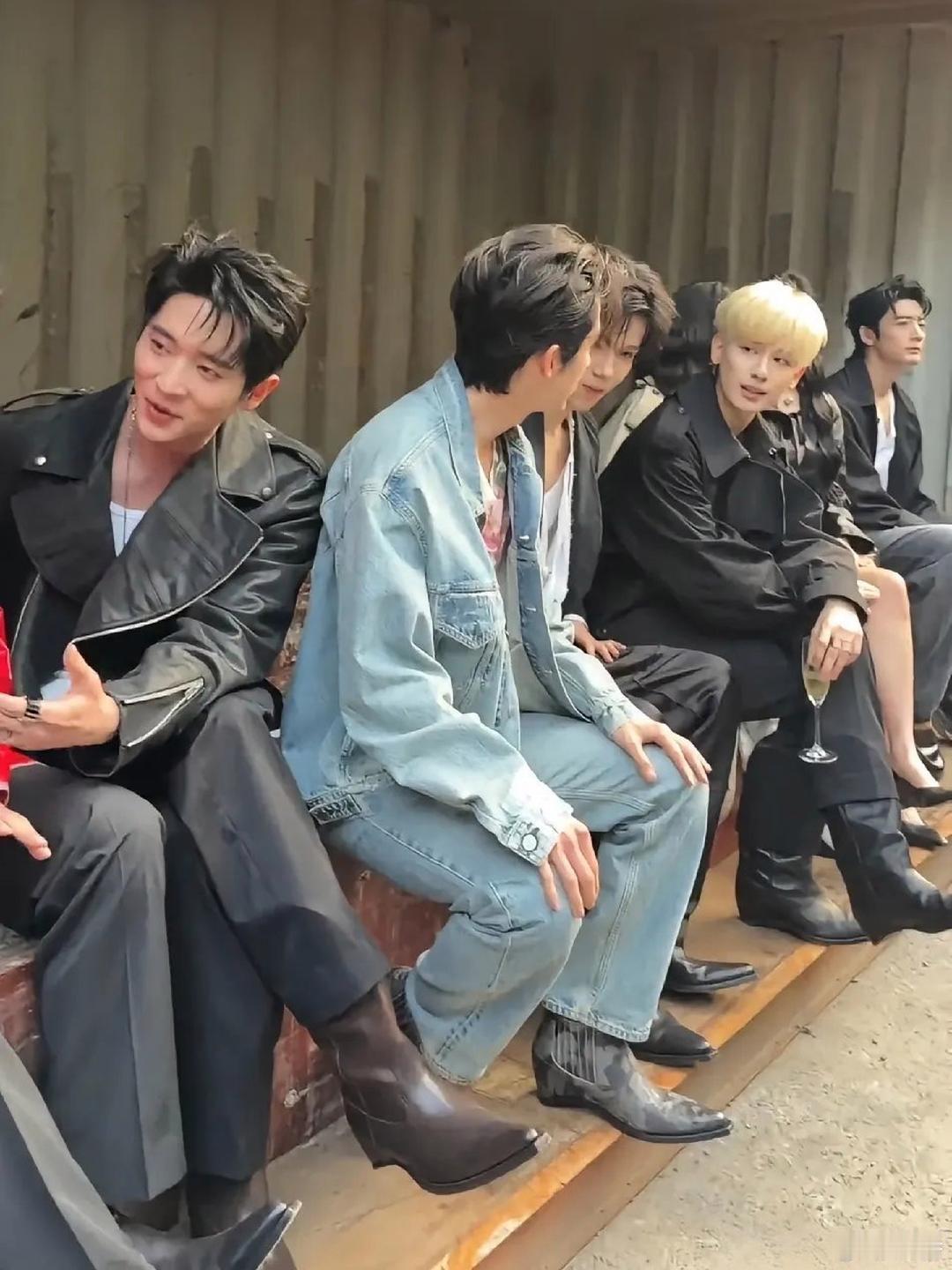 一群有钱的男人穿个高跟鞋干什么！