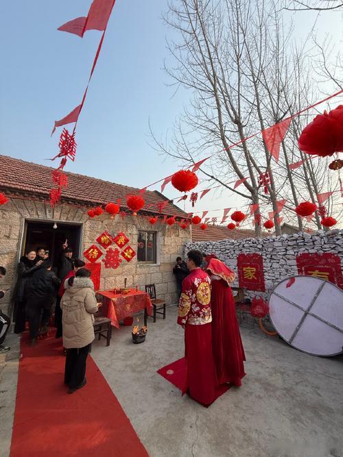 山东这场婚礼太有亮点！司仪突然问新郎父亲：