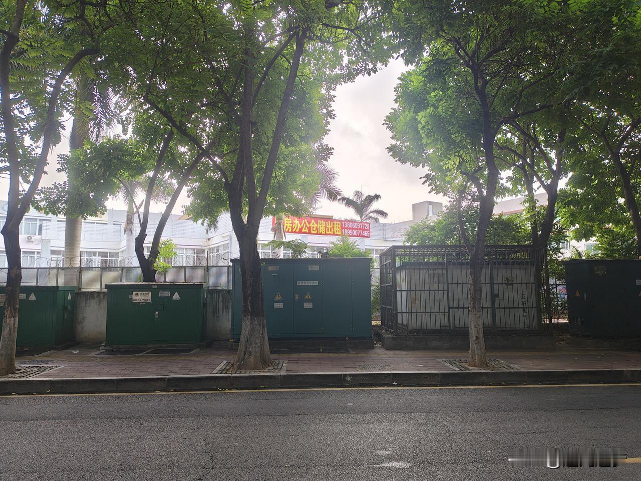 ✅核心要点1. 龟速行驶占快车道：长时间低速霸占超车道，后方大量车辆积压，