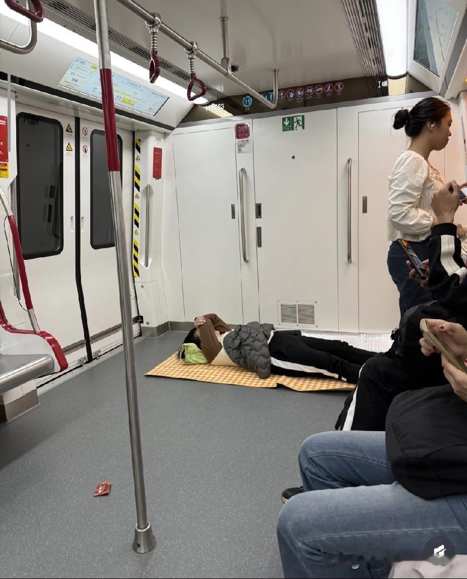 广州地铁你真的不管管吗网友炸了：这是回家还是露营？广州地铁这一幕，看得我