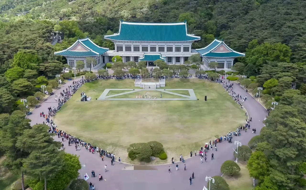 谁抄谁的？左图，韩国总统府青瓦台右图，湘潭市殡仪馆