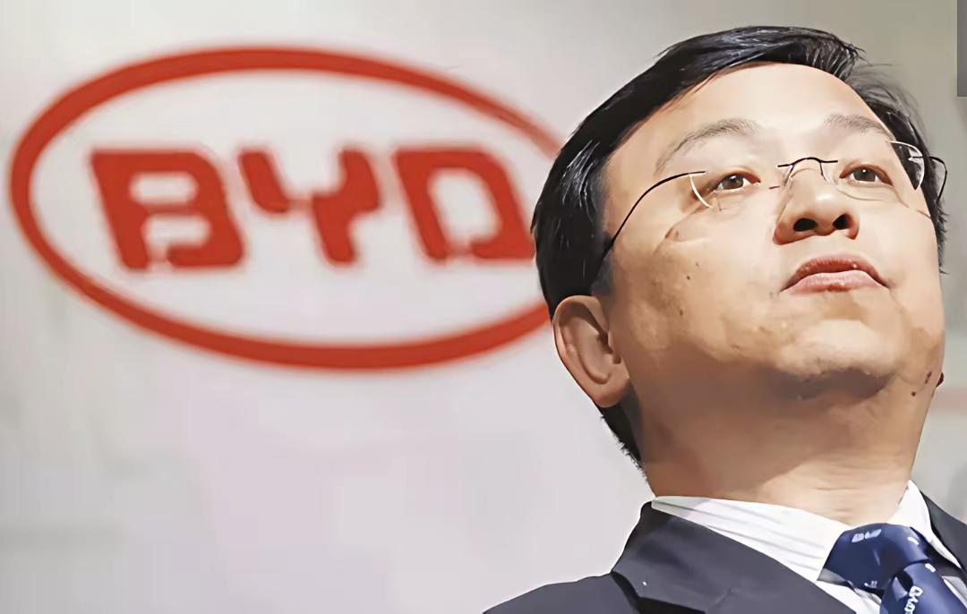 比亚迪在2025年卖了大约460万辆车，丰田上半年就卖了515多万辆。但这次，数