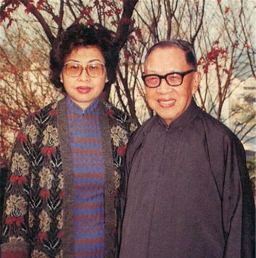 1956年，国学大师钱穆，61岁时三婚迎娶27岁胡美琦。新婚夜，他盯着如花似玉的