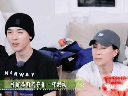 花少7的陪看团这里，龚俊和那英同步搓搓小手，还碰杯这里未免也太可爱了呢哈哈哈