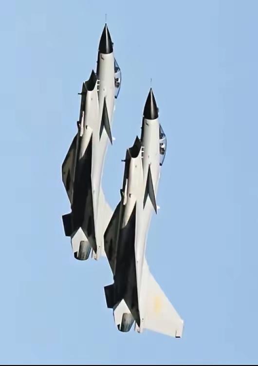 南海又出事了！美菲联手秀肌肉，中国直接硬刚到底。2月6日，菲律宾侦察机硬闯黄岩