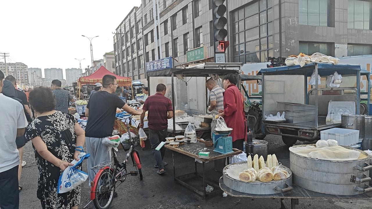 今天早上陈大姐、刘妈还有我，三个人去红海早市溜达，走到卖海鲜摊位，看到一对老两口