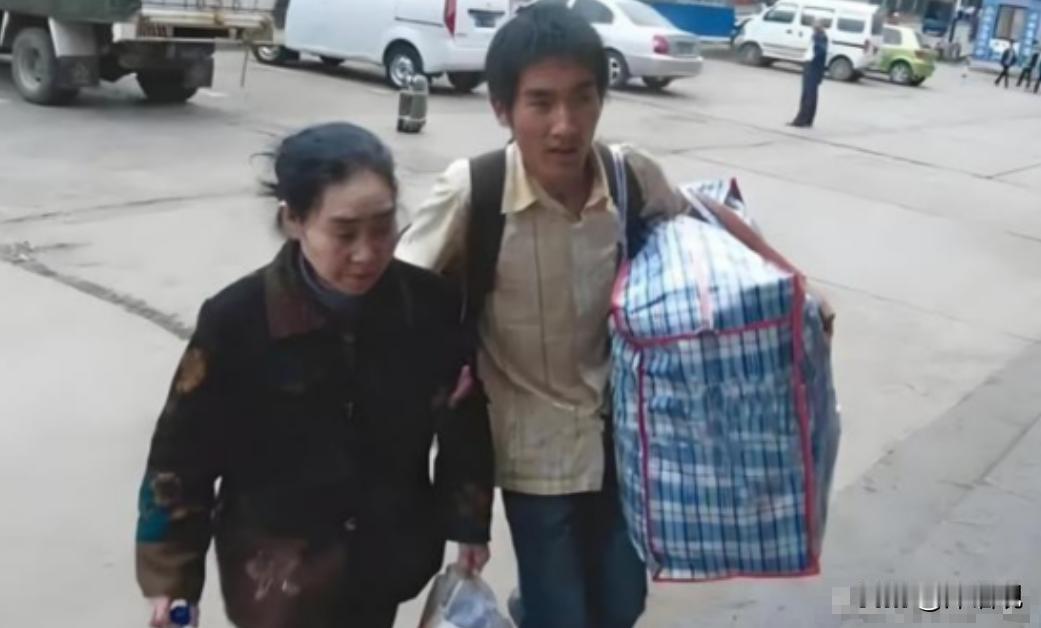 2008年，山东一大一新生背着自己患有精神病的母亲，足足走了2000多公里来到学