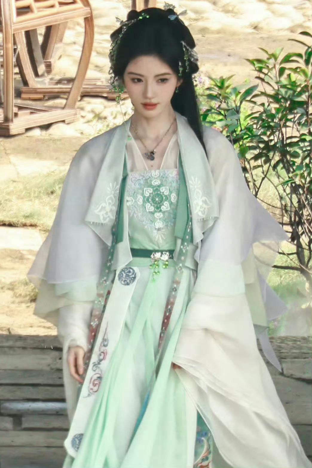 目前鞠婧祎在剧中的造型路透，变的是服装，不变的是_____？请看图填空！[卡皮巴