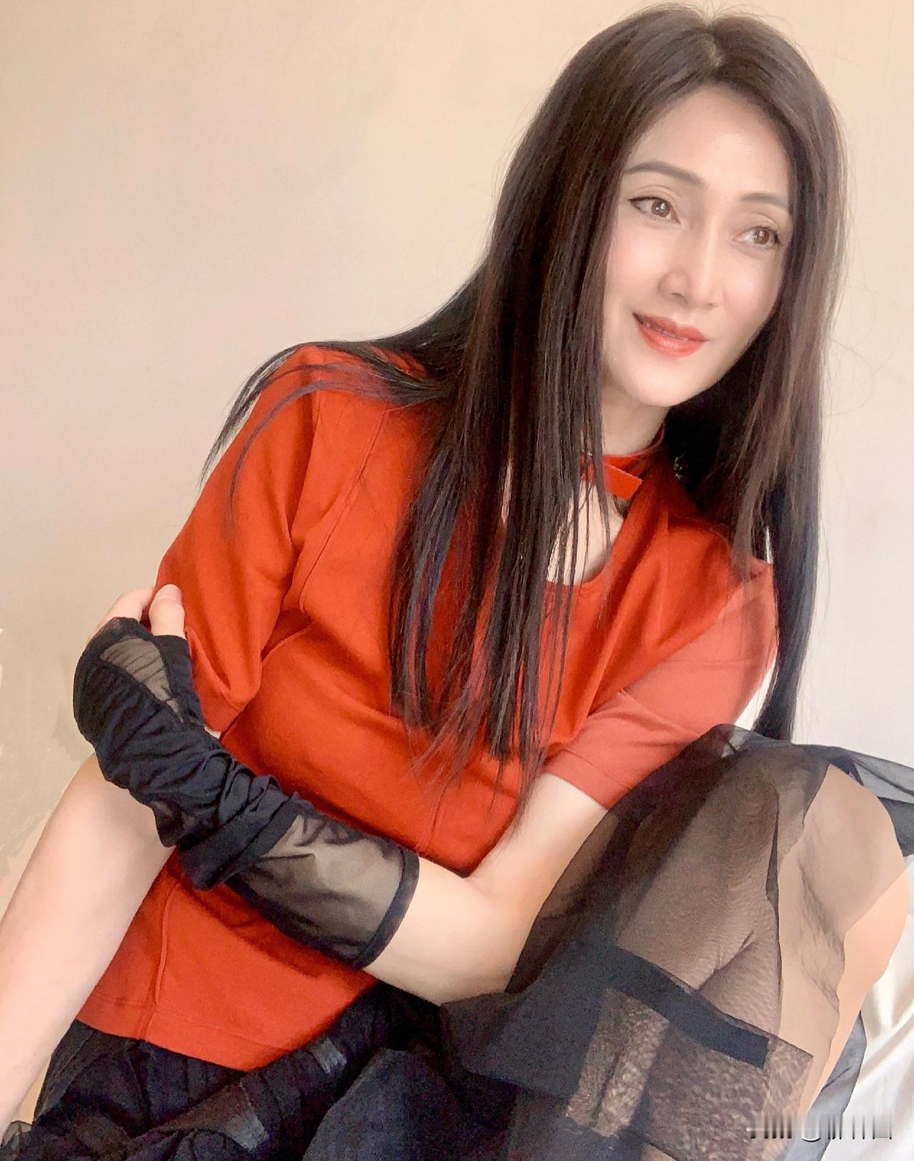 “最美杨贵妃”60岁林芳兵现状曝光，气质温婉而从容，‌长发披肩娴静优雅。1