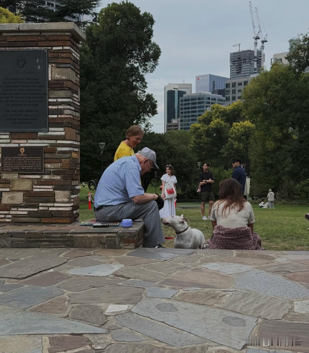 网友发图说在墨尔本遇到了孙红雷，老子找了半天都没找到！图里一共也就六七个人，