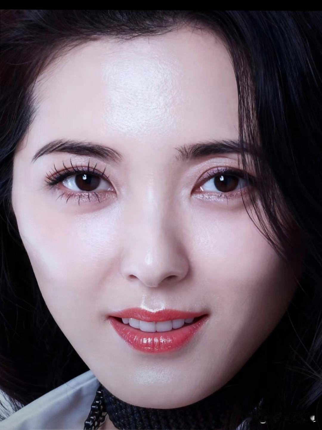 曾黎的高清怼脸拍太能打！镜头近距离聚焦下，五官精致度依旧在线，皮肤状态细腻通透，